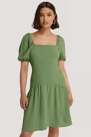 Khaki Kleid Mit Puffärmeln Und Eckigem Ausschnitt