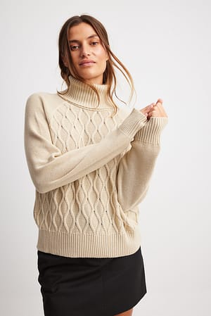 Beige Strickpullover mit Rollkragen und Zopfmuster