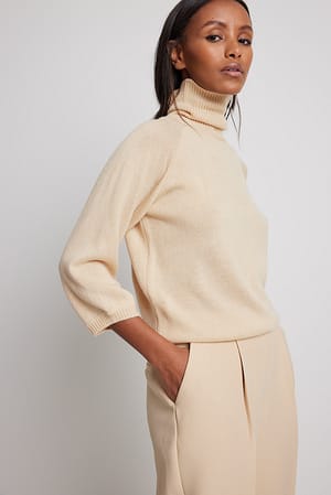 Beige Top mit Rollkragen