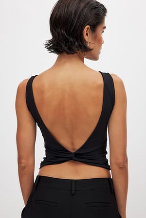 Black Topp med vridning i ryggen