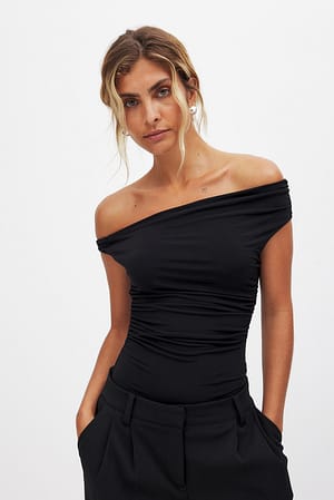 Black Schulterfreies verdrehtes Top
