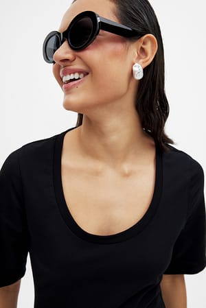 Black T-Shirt mit U-Ausschnitt