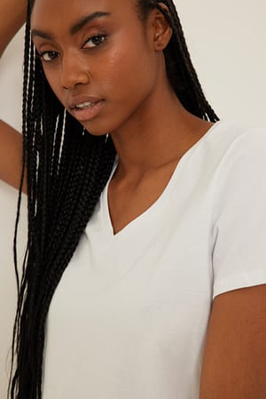 White T-Shirt mit V-Ausschnitt aus Bio-Baumwolle