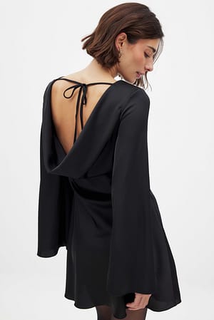 Black Satin-Minikleid mit Wasserfallrücken