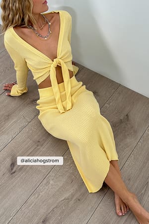 Light Yellow Weites, geripptes Strick-Midikleid