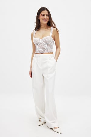 Offwhite Corsé de encaje con copas y tirantes anchos