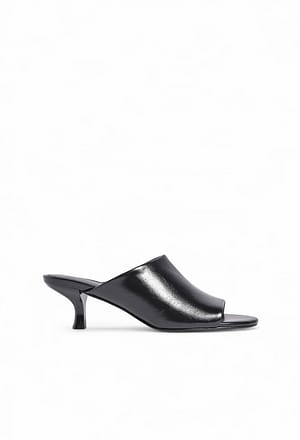 Black Pantoletten mit breiten Riemen