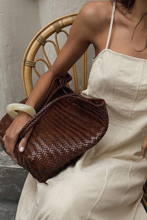 Brown Vevd toteveske i skinn