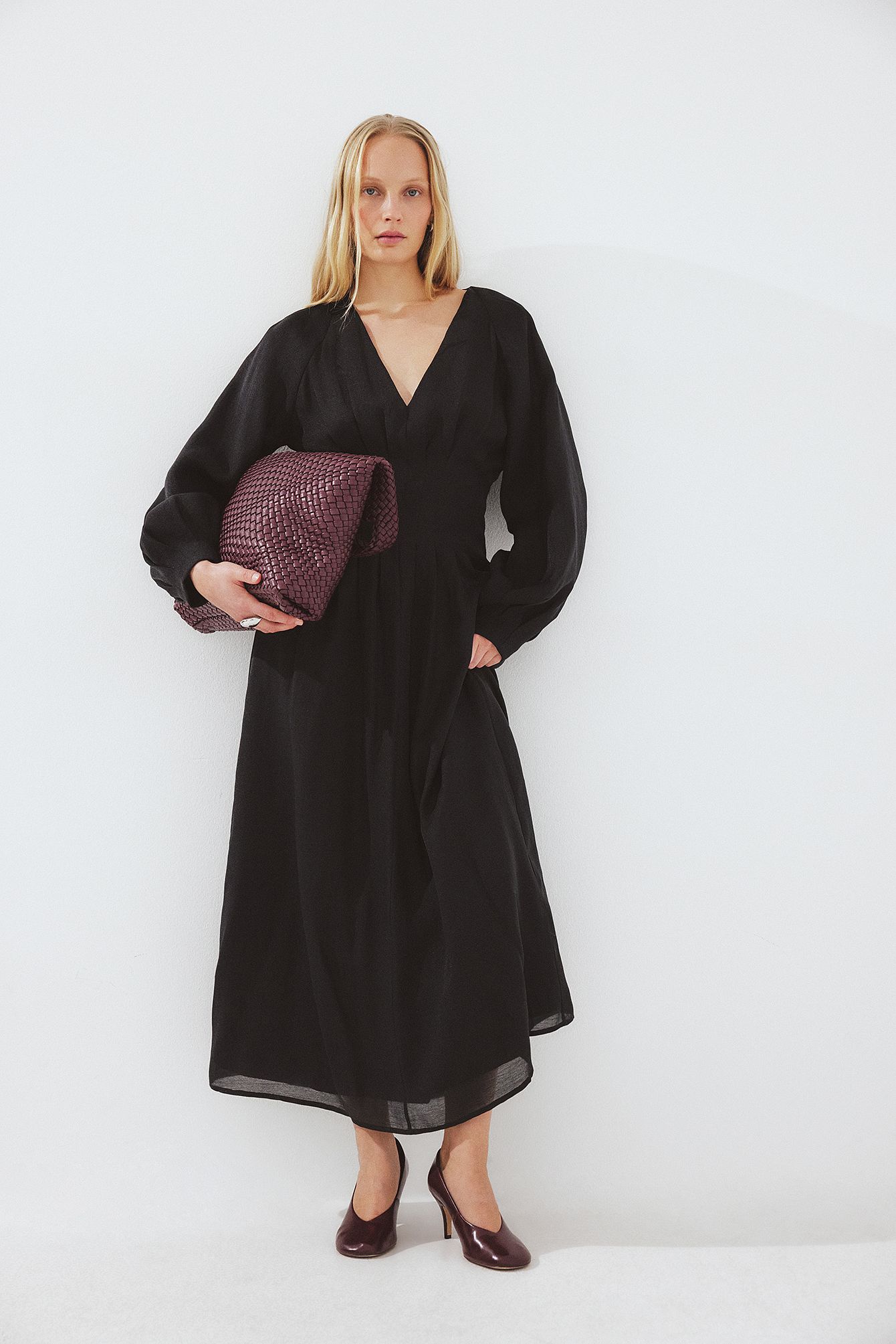 Black Robe mi-longue plissée à la taille et à l'encolure en V