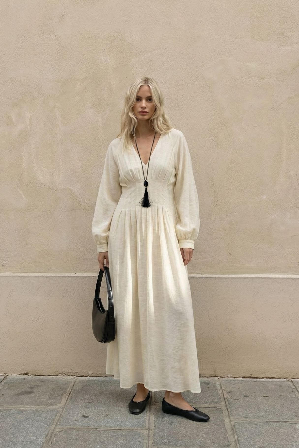 Cream Robe mi-longue plissée à la taille et à l'encolure en V