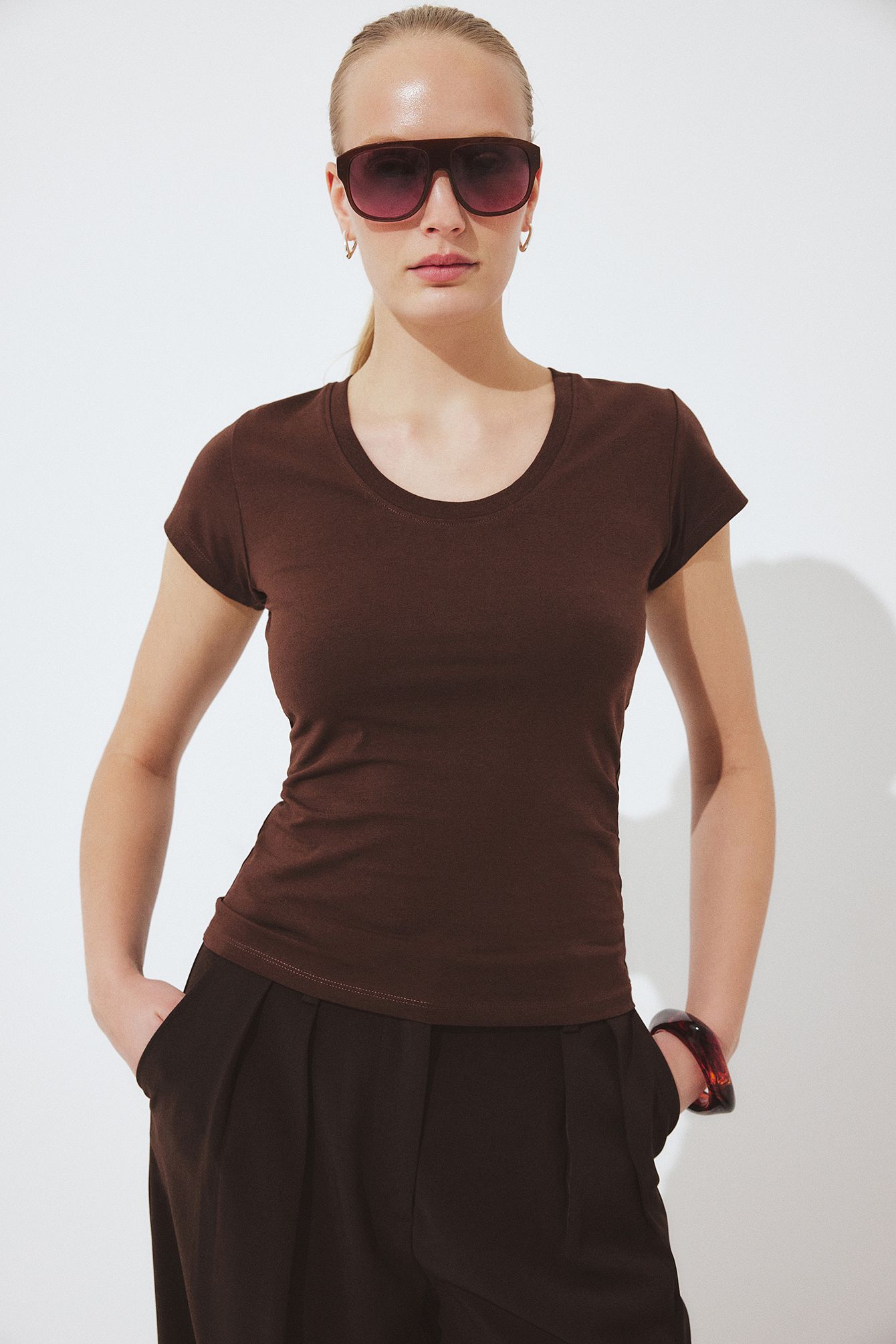 Brown T-shirt med rund halsudskæring