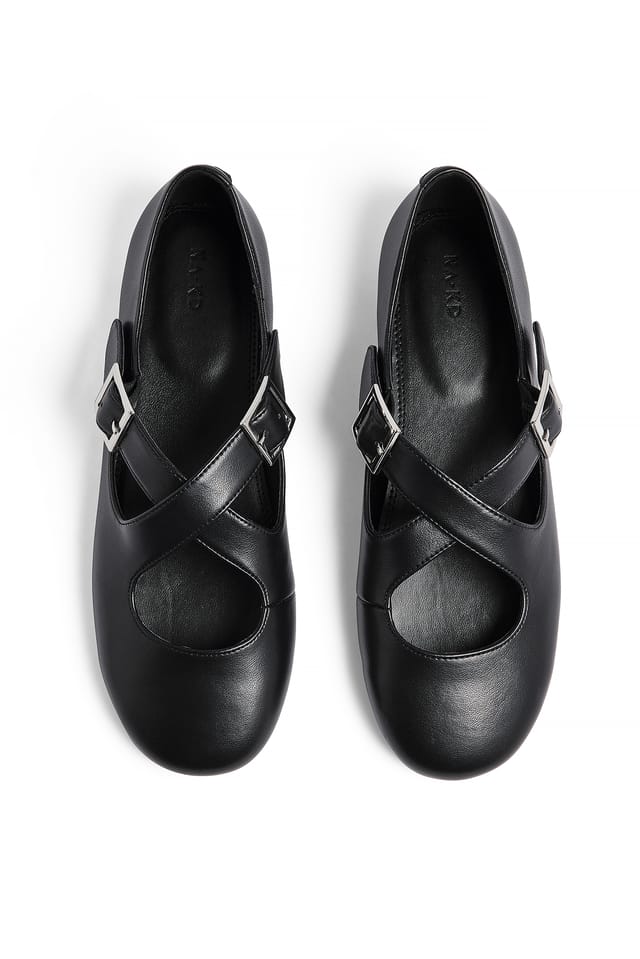 Black Ballerina mit überkreuzten Riemchen