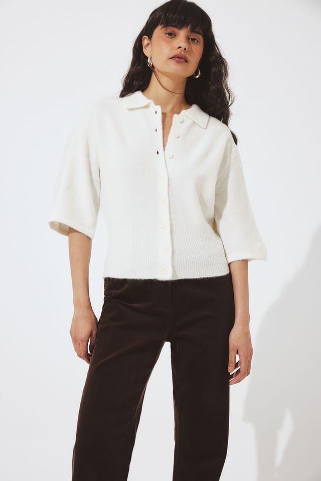 Offwhite Strickjacke mit Kragen