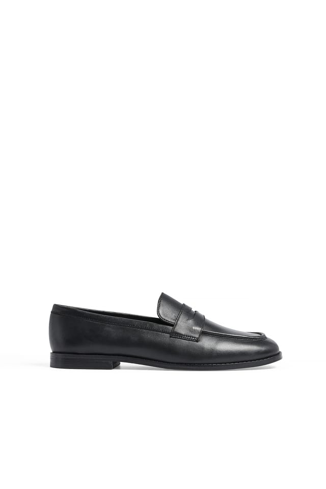 Black Leder-Slipper mit eckiger Zehenpartie