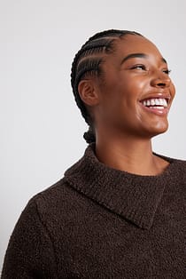 Pull court en tricot duveteux
