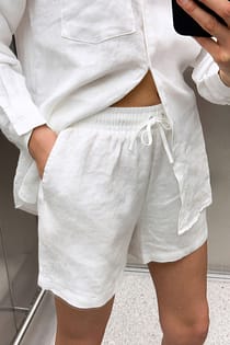 Linneshorts med elastisk midja