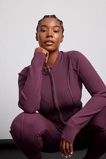 Ribbet strikket sweater med lynlås