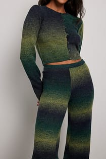 Gestreiftes Strickoberteil mit Knopfdetail