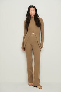 Genanvendt ribbet strikket sweater med slids foran