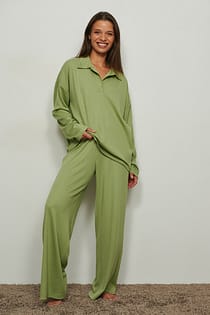 Resirkulerte loungewear bukse med ribber og løs passform