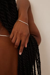 Skinnende tyndt armbånd i sølvplet