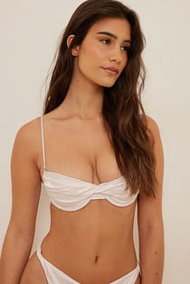 Satin-BH mit dünnen Trägern und Twistdetail