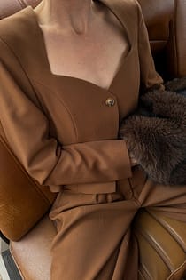 Blazer med en knapp og halsdetaljer