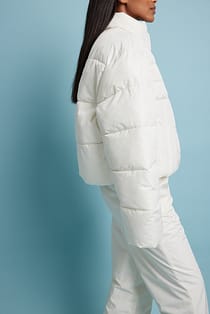 Vadderad jacka med quiltad detalj