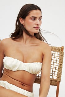 Bikini-Oberteil mit Rüschen