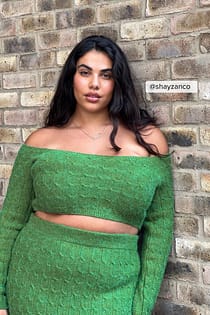 Croppad off-shoulder tröja med stickad detalj