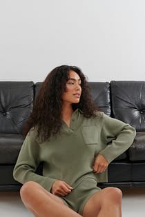 Ribbet sweater med knapper