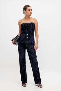 Jeans mit Samtdetail