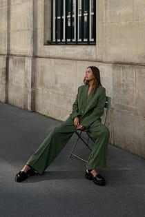 Pantalon de costume à jambe large