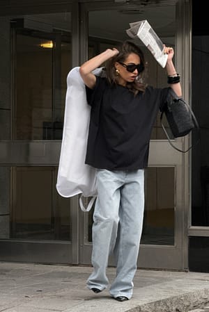 Black Oversize-T-Shirt aus schwerer Bio-Baumwolle mit Rundhalsausschnitt