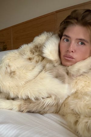 Sand Kort jakke i faux fur