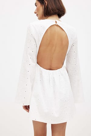 White Anglaise mini-jurk met trompetmouwen