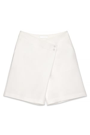 White Shorts med asymmetrisk detalje