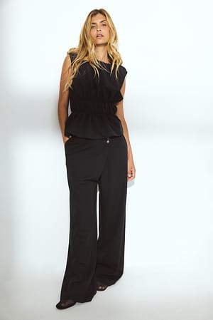 Black Anzughose mit asymmetrischem Detail