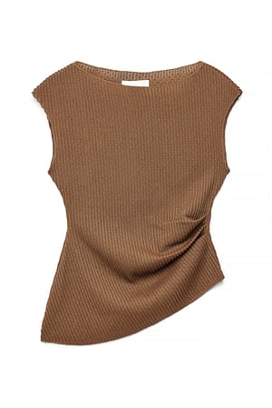 Brown strukturiertes Top mit asymmetrischem Saum