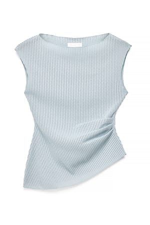 Light Blue strukturiertes Top mit asymmetrischem Saum