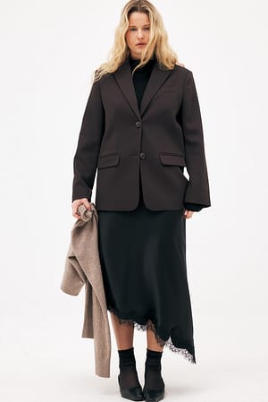 Black Asymmetrisk midi-nederdel i satin med blonde