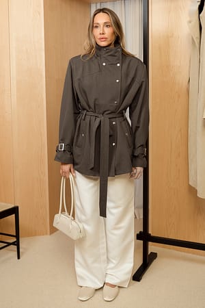Dark Brown kurzer Trenchcoat mit großen Schulterpolstern