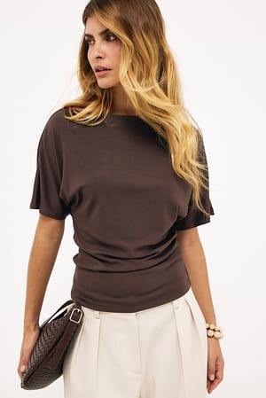 Brown Camiseta de cuello barco