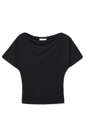Black T-Shirt mit U-Boot-Ausschnitt