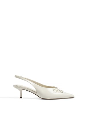 Offwhite Pumps med slingback og sløyfedetaljer
