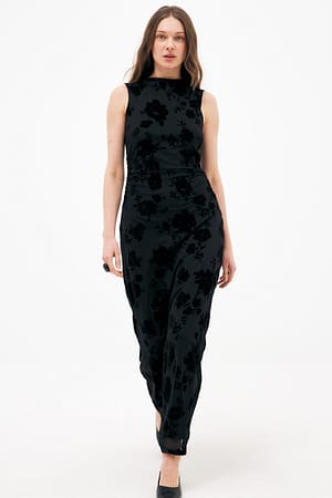 Black Ausgebranntes Maxikleid mit Trichterausschnitt