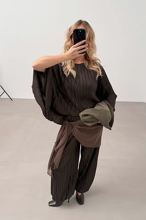 Brown Blusa plisada con capa
