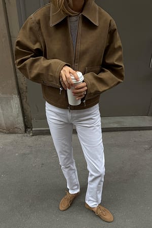 Beige Jakke i imitert semsket skinn med kontrastsøm