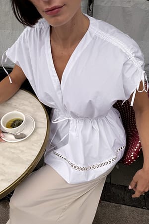 White Haut en coton à encolure en V et taille élastique