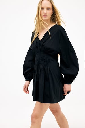 Black Pintuck-Baumwollminikleid mit langen Ärmeln